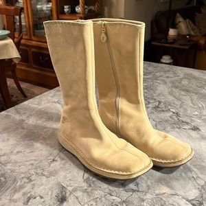 Timberland 100% suede, comfort mid-calf boot. Size 8. Good condition